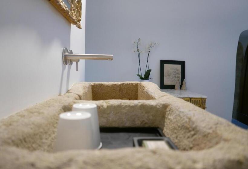 مبيت وإفطار Tour Sarrazine De Montaren