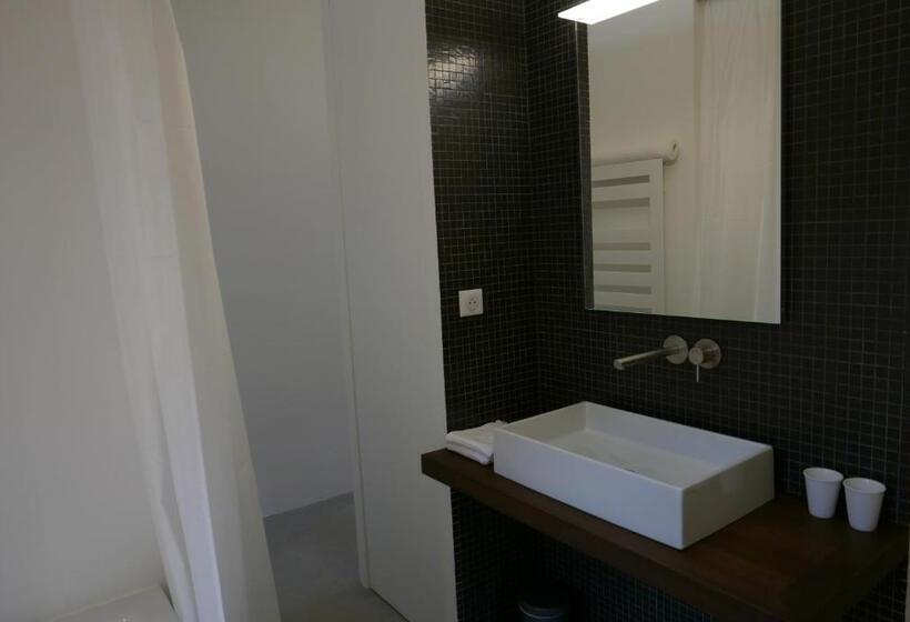 مبيت وإفطار Tour Sarrazine De Montaren