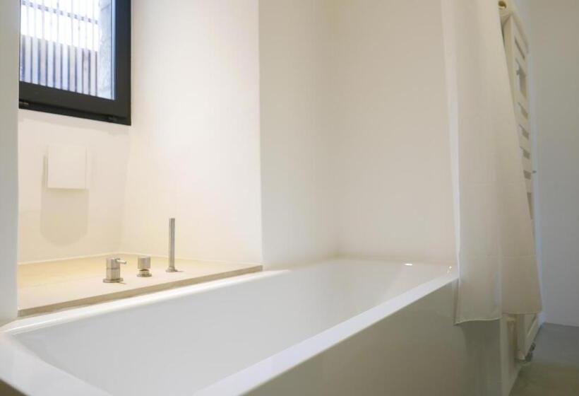 مبيت وإفطار Tour Sarrazine De Montaren