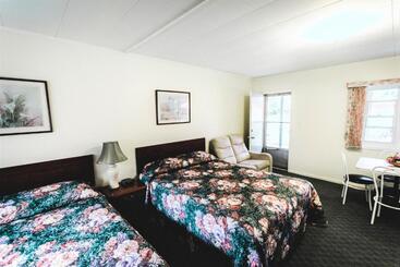 استراحتگاه High Falls Bay Cottages, Camping & Waterpark