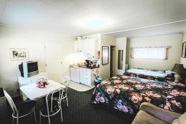 استراحتگاه High Falls Bay Cottages, Camping & Waterpark