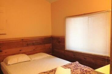 استراحتگاه High Falls Bay Cottages, Camping & Waterpark