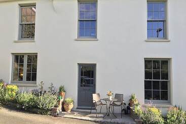 تختخواب و صبحانه The Tall House