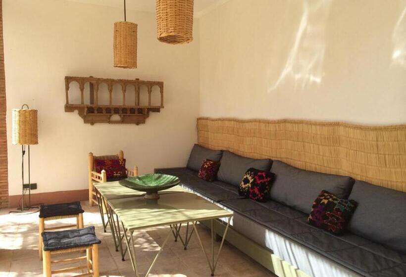 تختخواب و صبحانه Dar Al Hossoun