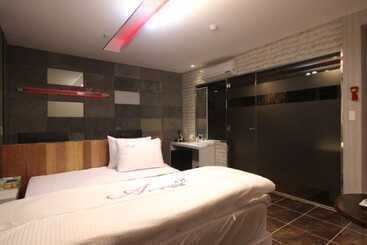 Anne Motel