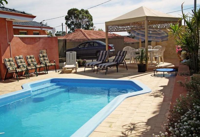 تختخواب و صبحانه The Spanish Guesthouse For Rooms Only