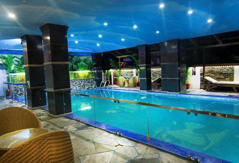 هتل Kuti Resort And Spa