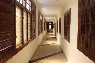 هتل Oguaa Apartments & Lodging