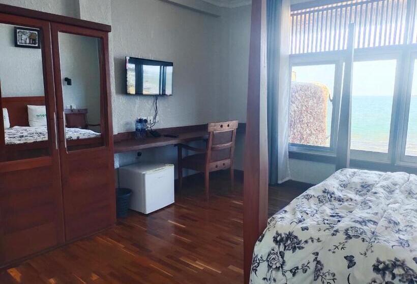 هتل Serene Beach Resort
