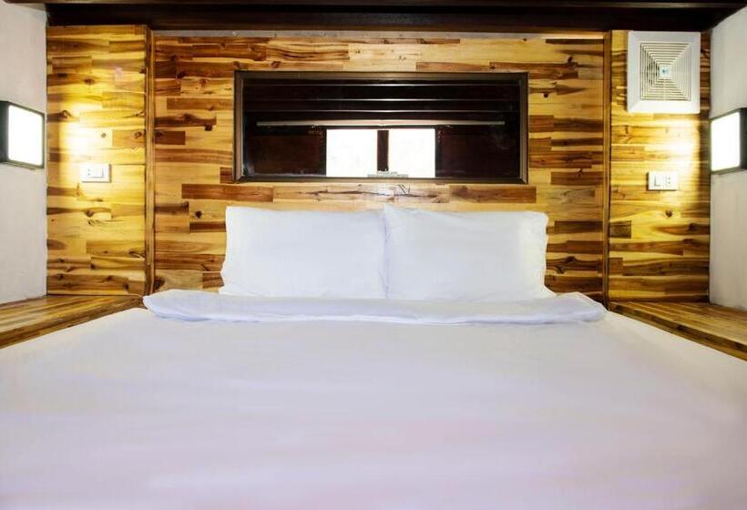 هاستل Mad Monkey Luang Prabang