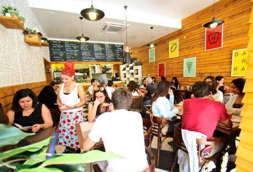 هاستل We Love F Tourists