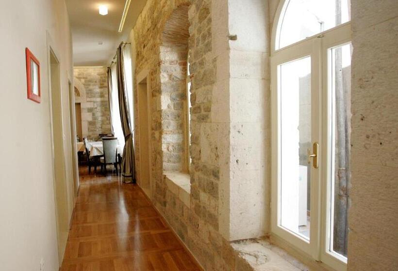 تختخواب و صبحانه Palace Augubio