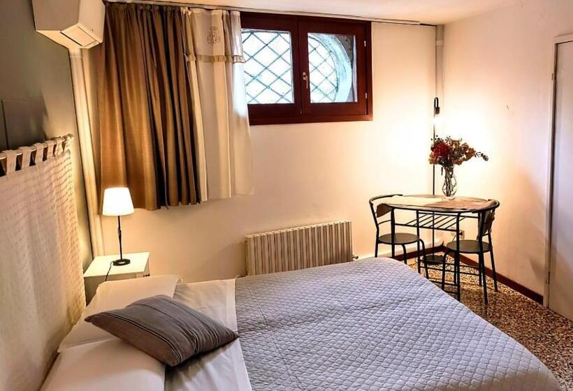تختخواب و صبحانه Venice And Venice Apartments   Private Rooms In Shared Apartment