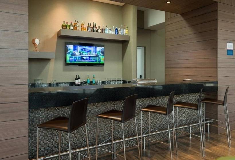 Hotel Hampton By Hilton Bogota Airport