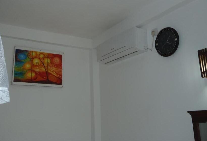 تختخواب و صبحانه New Jaya Villa