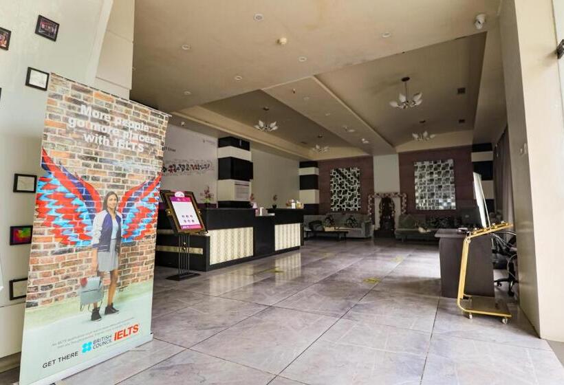 هتل Regenta Inn Vadodara, 500m From Railway Station