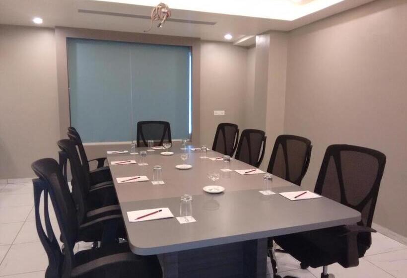هتل Regenta Inn Vadodara, 500m From Railway Station