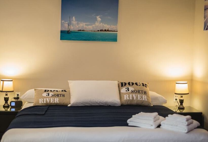تختخواب و صبحانه The Pier Beach Inn & Suites