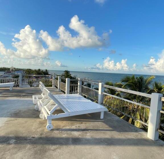 هتل Caye Caulker Beach