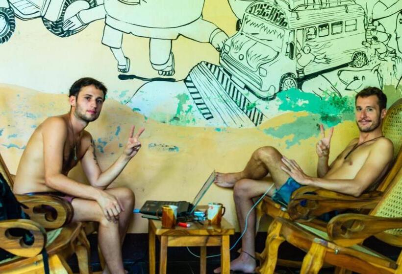 هاستل Hostal Lazybones