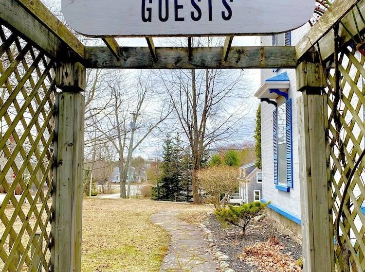 تختخواب و صبحانه The Montague Rose Inn & Cafe