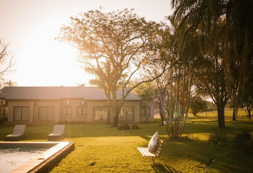 تختخواب و صبحانه Hamiltons Lodge & Restaurant