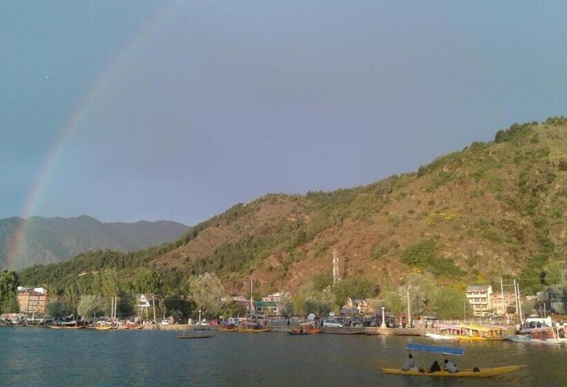 Bed and Breakfast House Boat New Pala Palace