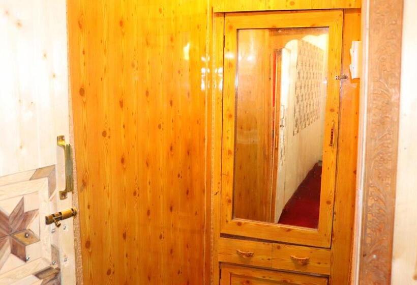 Bed and Breakfast House Boat New Pala Palace