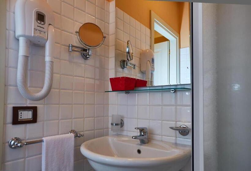 Отель Albergo Trattoria Il Leone