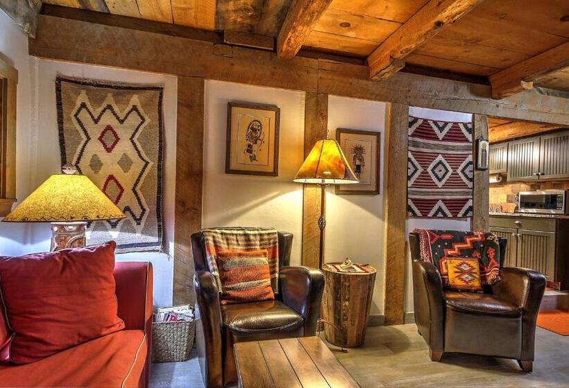 استراحتگاه Canyon Of The Ancients Guest Ranch