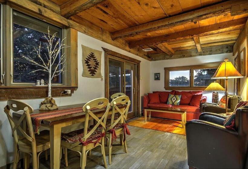 استراحتگاه Canyon Of The Ancients Guest Ranch