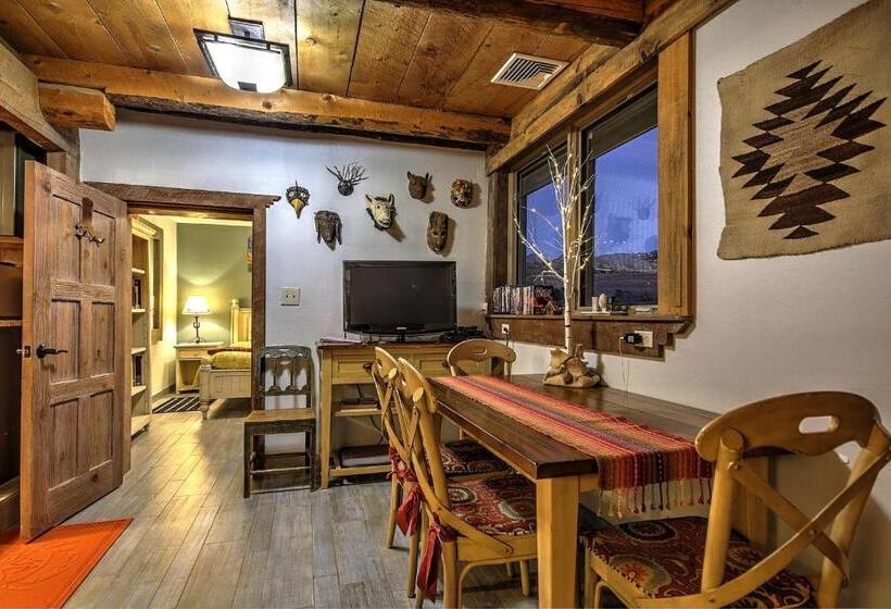 استراحتگاه Canyon Of The Ancients Guest Ranch