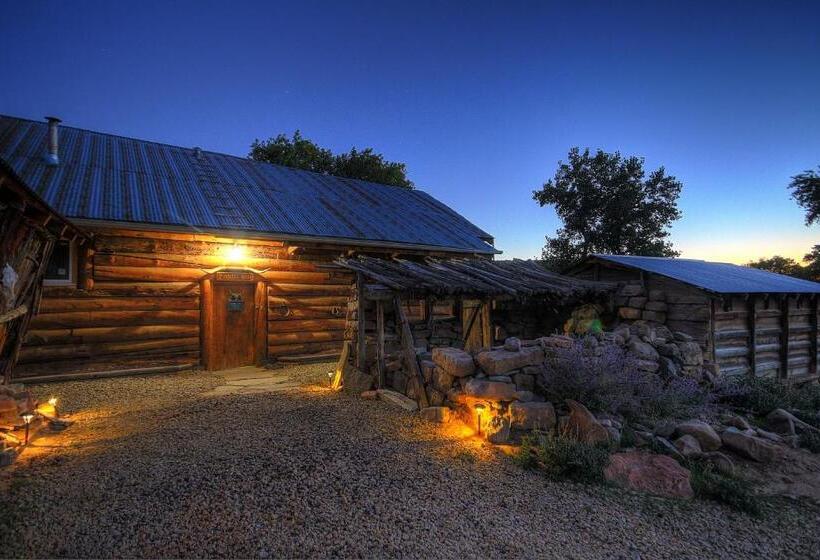 استراحتگاه Canyon Of The Ancients Guest Ranch