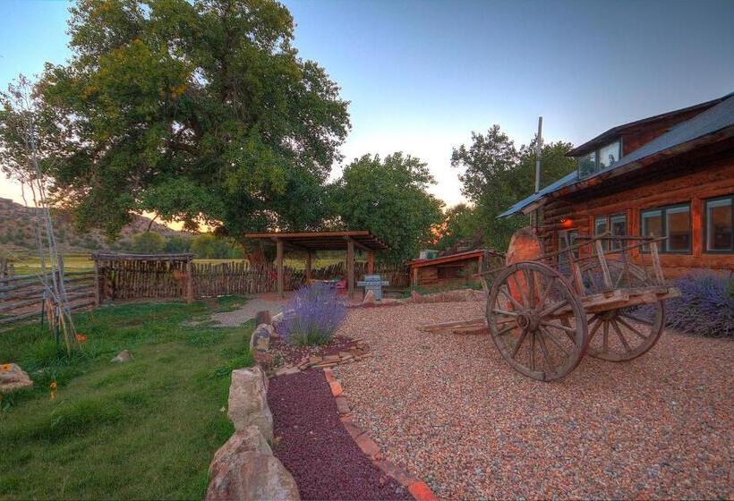 استراحتگاه Canyon Of The Ancients Guest Ranch