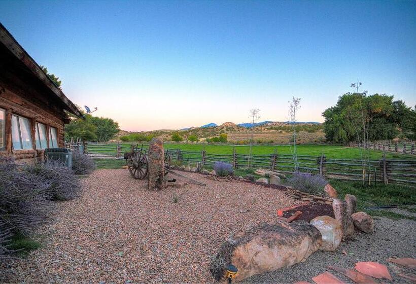 استراحتگاه Canyon Of The Ancients Guest Ranch