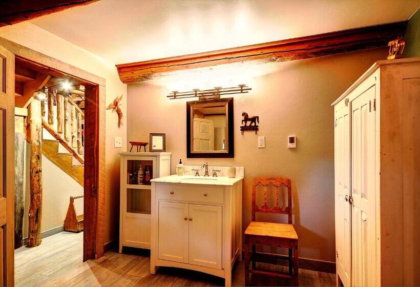 استراحتگاه Canyon Of The Ancients Guest Ranch