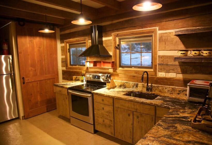 استراحتگاه Canyon Of The Ancients Guest Ranch