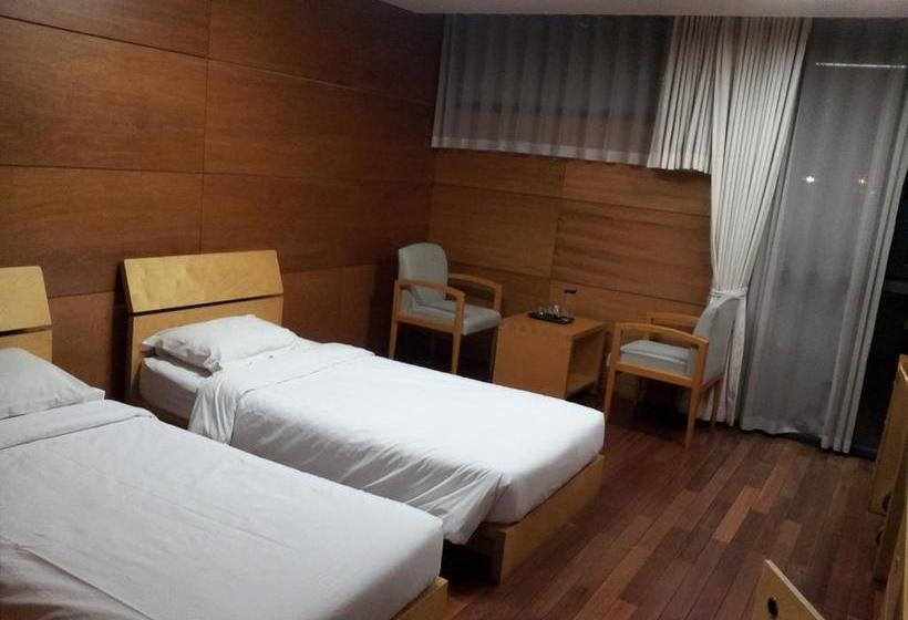 הוסטל Guesthouse Jijihyang