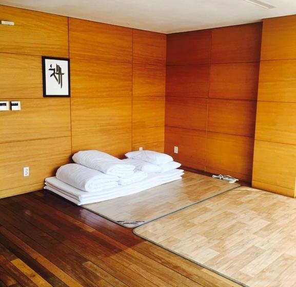 הוסטל Guesthouse Jijihyang