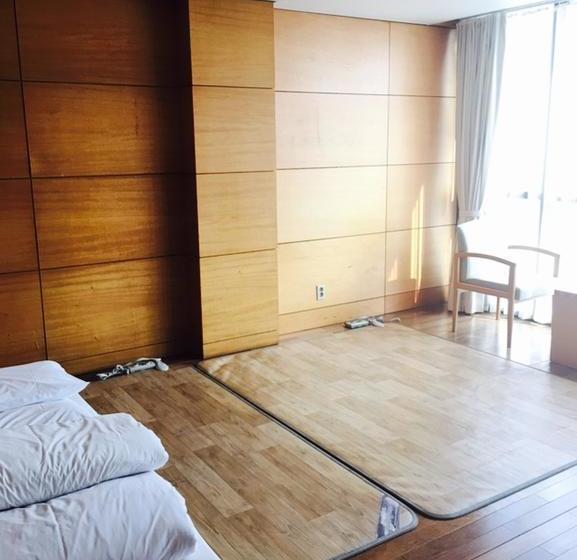 הוסטל Guesthouse Jijihyang