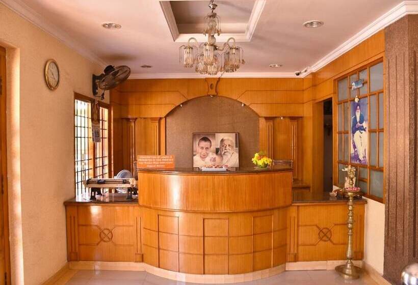 הוסטל Yogiram Inn