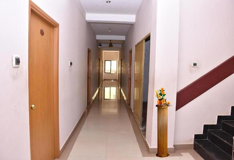 הוסטל Yogiram Inn