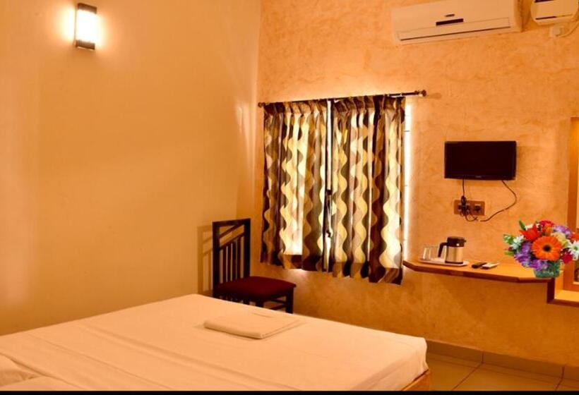 הוסטל Yogiram Inn