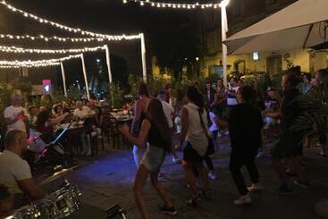 تختخواب و صبحانه La Piazza