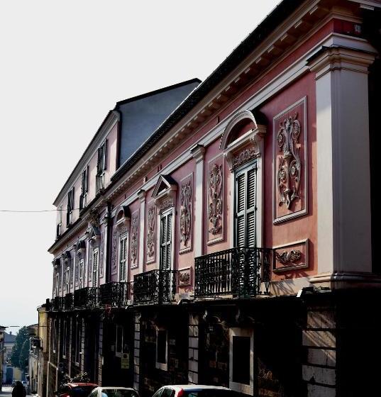 هتل La Casa Nel Borgo Antico
