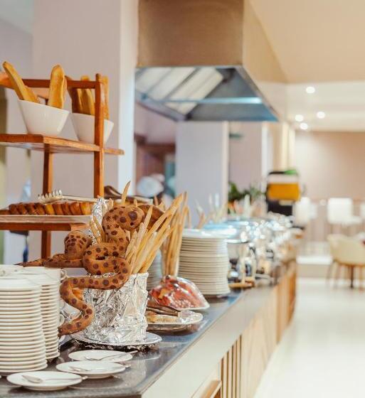 فندق Tanga Beach Resort & Spa