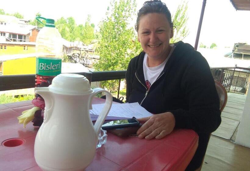 Hotel Howrah Guest House