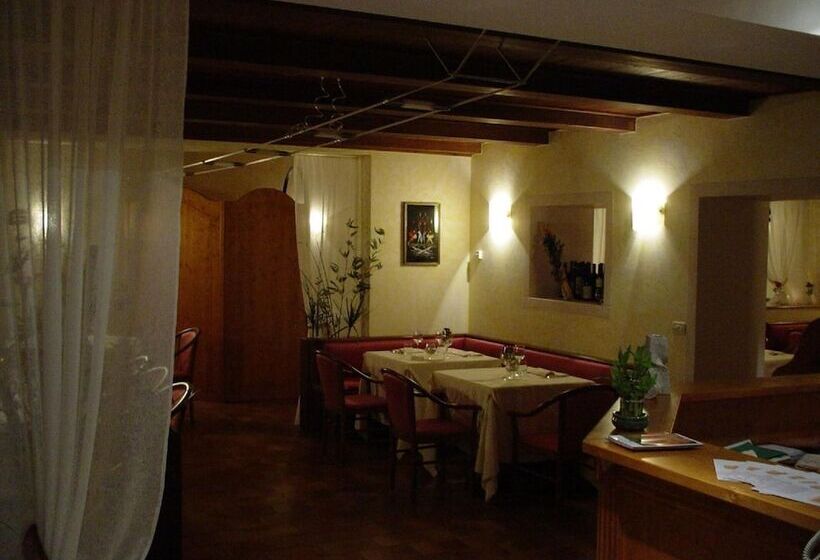 هتل Albergo Ristorante Flora