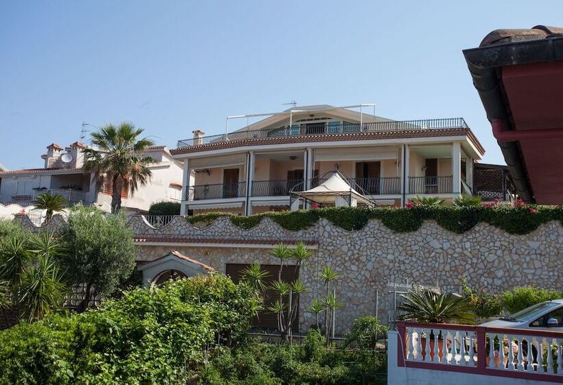 تختخواب و صبحانه La Suite Del Faro