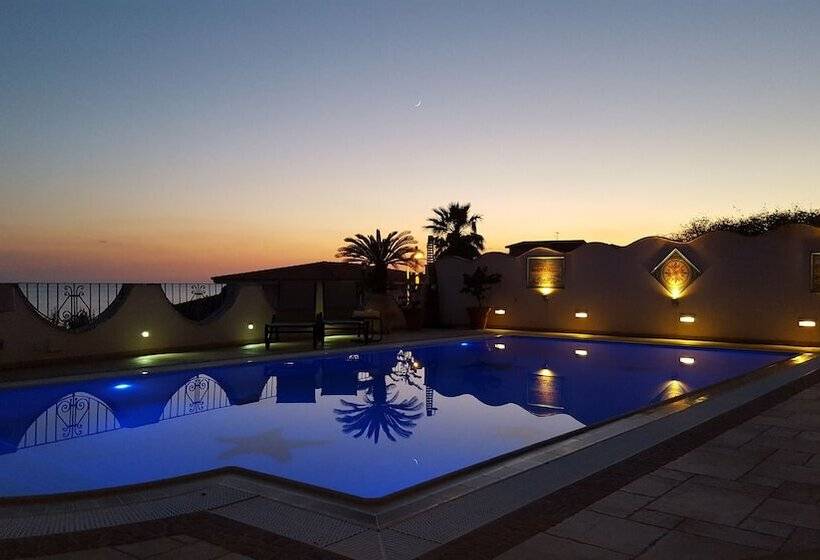 تختخواب و صبحانه La Suite Del Faro